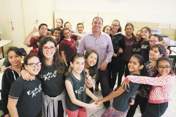 Este colunista e os alunos do 5º ano A da Escola Estadual ‘Adalgisa Gualtieri’, no Parque Progresso, na manhã de 6ª