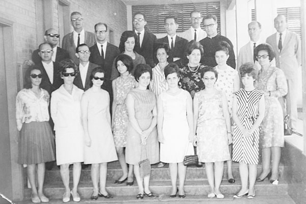 A colaboração veio da leitora Leninha Magalhães Maníglia, registrando os 10 anos do CEDE - Escola ‘David Ewbank’, isso em 1968. Começando pela fileira de baixo, sempre da esquerda para a direita: Mara Vidal, Helena Barbosa, Arlete Polo, Cristina Salgado, 