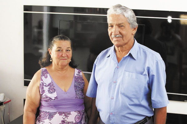 Outro casal que ontem completou suas Bodas de Ouro foi o Leonardo Alves de Oliveira e Maria Aparecida Silva Oliveira. Eles se casaram na igreja de São Sebastião, em 1966, e são pais da Marlene (casada com o Paulo), Marli (Cláudio) e Carlos Alberto (Claudi