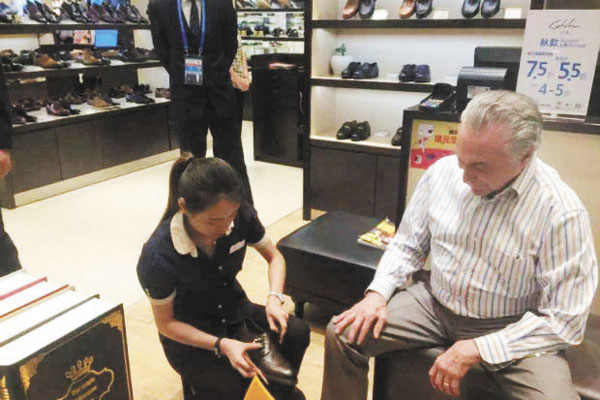 Durante visita à China, o presidente Michel Temer (PMDB) deu uma escapadinha para comprar um pisante novo