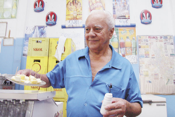 Aniversariando hoje, nosso amigo e barman José de Carvalho Lima, comandante do conhecido Bar do Zé, ou Bar do Queijo, no Jardim Francano. Ele é casado com dona Nize Helena e tem os filhos, Wolney (Trio Silverado), Wilma, Rones, José Célio e Cristina, e ai