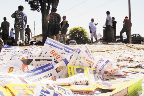 No 1º turno das eleições de 2012, a cidade ficou emporcalhada de santinhos: 4,5 toneladas de papéis foram recolhidas