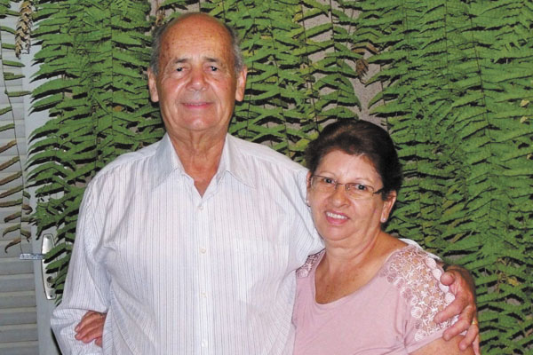 No último dia 3, esse casal completou 50 anos de união. Falo do Carlos Humberto de Oliveira, o conhecido Carlinhos chaveiro, lá da Estação, além de violeiro e cantador dos bons, e sua mulher, Maria Zélia Marques Oliveira, que se casaram na então Matriz N.