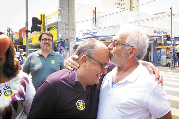 O candidato Sidnei Rocha em campanha no último sábado, No domingo, ele preferiu não participar de debate na Band