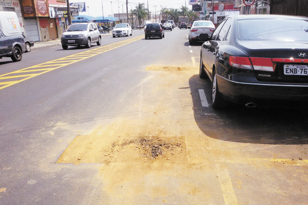 A Sabesp abriu dois buracos na recém-recapeada avenida Brasil, no Jardim Brasilândia, próximo à Adhemar de Barros
