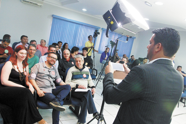Professor Frank, vice de Gilson, saiu de sua tribuna, foi até o espaço reservado à comitiva do PT e tirou fotos