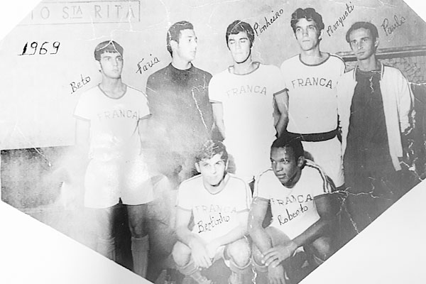 A colaboração de hoje veio do leitor e amigo Vicente de Paula Garcia, o Paulinho Kareka. Foi feita no ano de 1969, pelo antigo Foto Santa Rita, mostrando uma Seleção de Futsal, ou futebol de salão da época. Em pé, da esquerda para a direita: Beto Padeiro 