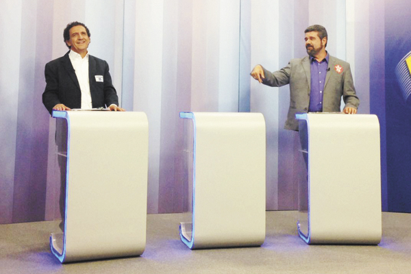 Os candidatos a prefeito de Franca Gilson de Souza (DEM) e Gilmar Dominici (PT), durante o debate no domingo