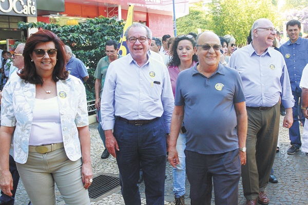 Valéria Marson, o senador José Aníbal, Sidnei Rocha e o secretário Arnaldo Jardim, em campanha ontem no Centro