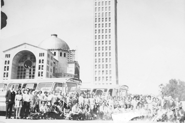 Esta foto, que foi enviada pela Lourdinha Morgan, é por volta do ano de 1968, pouco depois que o Ademir e Nena começaram suas viagens a Aparecida. Alguns dos identificados: José e Maria Moreti, Sétimo Bolela, Mariinha, os motoristas Alfeu e Francisco, Mar