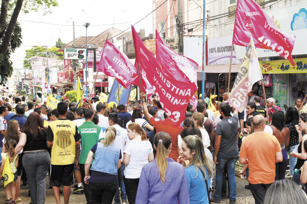 O colorido de bandeiras e bexigas deixou as praças do Centro ainda mais belas no último dia de campanha