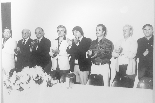 O presidente do Clube dos Bagres, Victor de Andrade, envia esta foto, datada de 1981, quando da inauguração daquele prédio de três andares na General Carneiro, onde fica o ginásio de esportes. Da esquerda para a direita: João Inácio(Zicão), Jorge Athiê, P