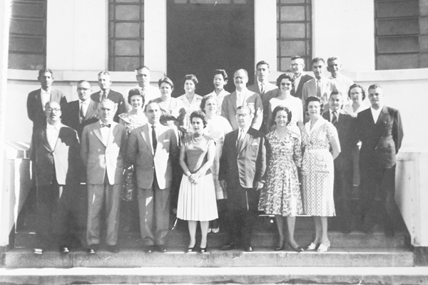 Nesse Dia dos Professores, minha homenagem a alguns daqueles que formaram o mais competente corpo docente que já conhecemos. Lecionavam principalmente no antigo IETC (Escola Estadual Torquato Caleiro). O diretor era Júlio D’Elia e mais os professores Luís