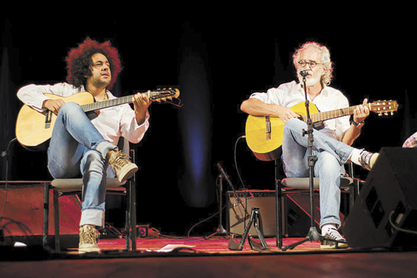 O violonista e guitarrista Diego Figueiredo tornou-se um superstar entre os grandes instrumentistas, tendo como uma das maiores conquistas o Festival de Jazz de Montreux. De uma família de músicos, sua avó materna toca piano e seu pai, violão, além do inc