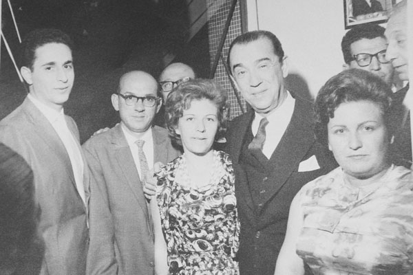 Recebi esta colaboração do leitor e amigo Dagher Abrahão, de quando foram convidar o então Presidente Juscelino Kubitschek para ser o paraninfo da 2º Turma de bacharelandos da Faculdade de Direito de Franca, em 1964. Antes da formatura, JK foi deportado p