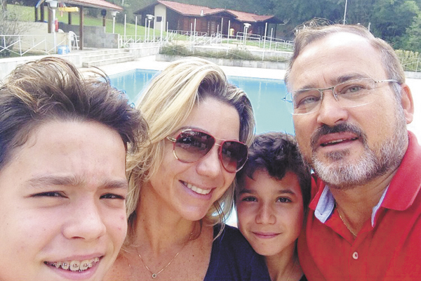 Quem hoje está mudando de idade é meu genro, Joaquim Rodrigues de Resende Neto, maridão da minha primogênita Cláudia. São os pais do meu neto Luís Felipe, que também aniversaria esta semana, no dia 27, quinta-feira. Completando a foto da família, outro ne