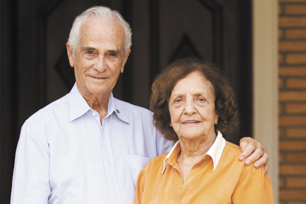 Passando para uma nova idade hoje o sr. Xisto Antônio de Oliveira, um dos Irmãos Oliveira da Francauto. Casado com dona Célia, eles têm os filhos, Marlí (casada com o Antônio Carlos), Vaní (José Martins), Leni (Melchiades) e Xisto Júnior( com a Alessandra