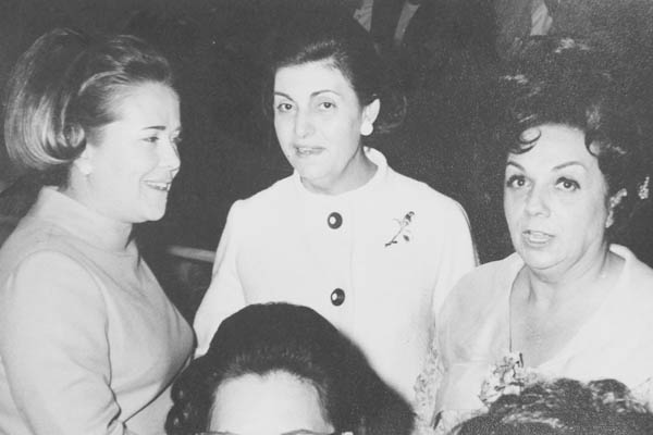 Será nesta sexta-feira, dia 4, a 44ª edição da Noite E.P. da colega e amiga Patrícia, no salão do Castelinho. Aproveito então para mostrar esta foto que me havia sido enviada pelo saudoso amigo Paulinho Jorge, com a colunista Patrícia, junto a duas amigas