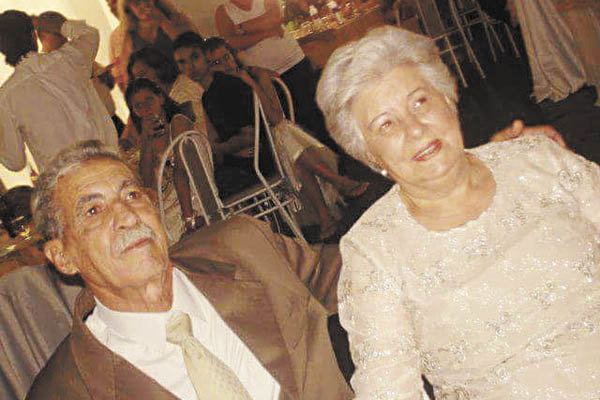 Conhecido e simpático casal está comemorando 60 anos de união, ou seja suas Bodas de Diamante. Falo de Francisco Barbeiro, casado com dona Emília, que também está completando 80 anos. ’Seo’ Chico, como é mais conhecido, e dona Emília, têm os filhos Franci