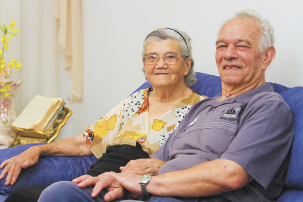  Completa amanhã, 31 de outubro, 57 anos de união, o casal Sebastião de Deus Silva e Maria Aparecida Gallette Silva. Eles se casaram em 1959, na igreja de São Sebastião, na Estação. Têm os filhos Maria Gorete Silva e Vlamir Marcos Silva, que lhes deram os