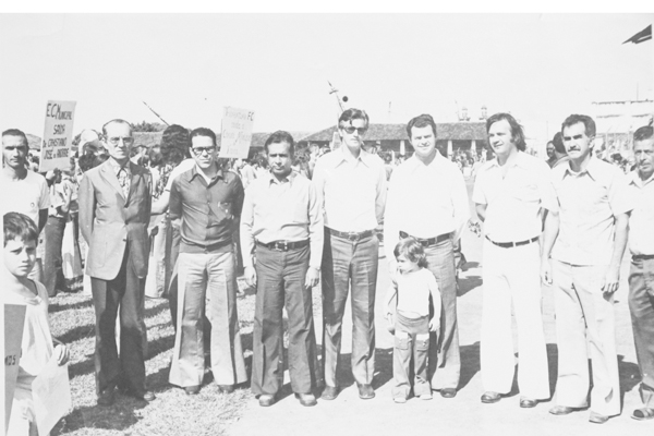 Esta foto é do decorrer dos anos 70 e feita durante um evento esportivo no campo do tradicional Palmeirinhas da Rua Santos Pereira. Da esquerda para a direita, o então delegado do Ensino, Vicente Minicucci, delegado de polícia José Manoel Oliveira, o ex-p