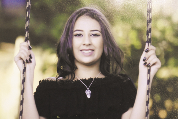 Quem completa 15 anos de idade amanhã, e vai festejar no próximo sábado, é a jovem Bianca dos Anjos Fernandes, filha do Cristian Antônio Fernandes e Kátia Silva dos Anjos Fernandes. Ela é neta dos nossos amigos, Antônio Carlos (Xaropinho) Fernandes e Lucí