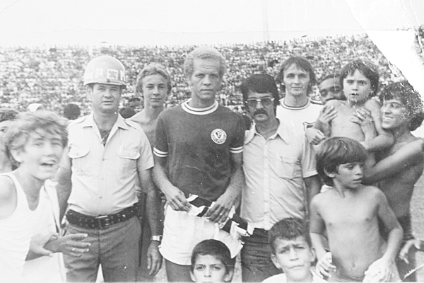 Já há algum tempo esta foto me foi enviada, sem constar o remetente. Conheço alguns deles, sem me lembrar dos nomes e todos devem estar bem mudados, já que a foto, do saudoso fotógrafo Jair, é do ano de 1978, quando o Palmeiras aqui esteve e bateu o recor