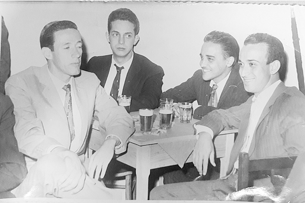 Esta fotografia, lá do começo dos anos 60, foi tirada ainda pelo Leonel Baldo-Fotógrafo. Não foi informado o local, mas certamente era alguma comemoração familiar. Da esquerda para a direita: Osvaldo Mândia, Nenê Bittar, Henrique Orlando Marconi e Joel Cu