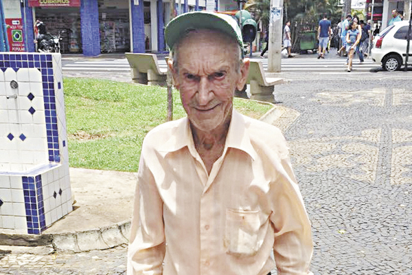 O sr. Rubens Fuga completa nesta quinta- feira, 24, seus 85 nos, sendo que sua irmã, Renata Fuga, chega aos 91 anos na terça-feira. O sr. Rubens é muito conhecido na cidade, especialmente na área central, onde circula diariamente vendendo picolés e casqui