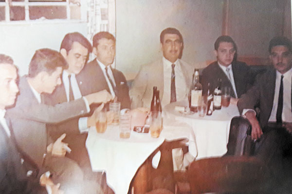 Esta foto é do ano de 1962, durante desfile no Grande Hotel de Araxá, na escolha da miss da cidade. Esse grupo de jovens francanos foi levado até lá pelo verdadeiro embaixador João Traficante, que sempre estreitou os laços de amizade entre Franca e Araxá.