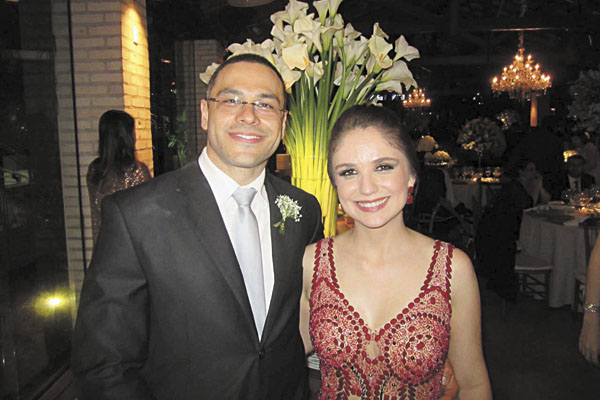 Casam-se no próximo sábado, 3 de dezembro, os jovens Nilo Kazan de Oliveira e Flávia Ramos. Será às 19h45 na Capela da Casa de Campo de Ribeirão Preto. O convite vem em nome de seus pais, Odair Dalseco de Oliveira e May Kazan de Oliveira, pais do noivo, e