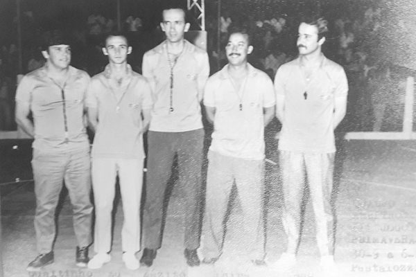 Mais uma colaboração eu recebo do amigo Paulinho Kareca, com esta foto do Rigoletto, destacando a equipe de árbitros que atuou nos III Jogos da Primavera, promovidos pelo Pestalozzi. Foi de 30 de setembro a 6 de outubro de 1968. Da esquerda para a direita