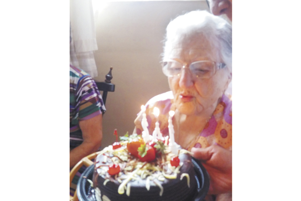 A matriarca da Família Raghiante Cordeiro completou no último dia 29 seus 102 anos de vida, perfeitamente lúcida, tanto que até hoje faz questão de comparecer para votar. Falo de dona Ida Raghiante Cordeiro Silva, viúva do saudoso sr. Lafaiete Cordeiro, e