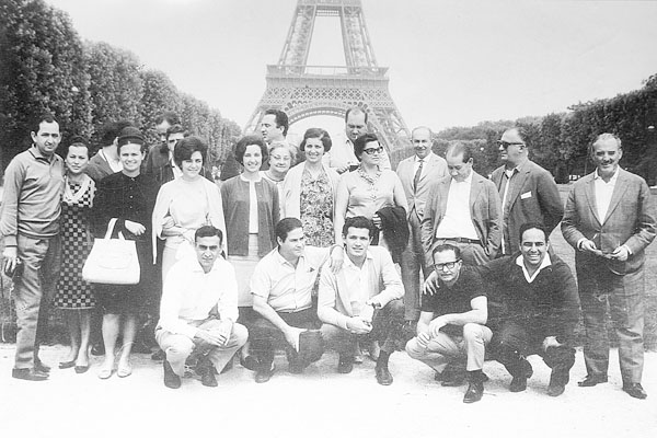 Recebi do meu leitor e amigo Élison J. Fernandes (KPTA) esta colaboração excelente, mostrando um grupo que esteve na Europa, durante a Copa de 1966 na Inglaterra. O grupo de francanos foi flagrado em Paris, em frente à Torre Eiffel, junto a turistas de Sã