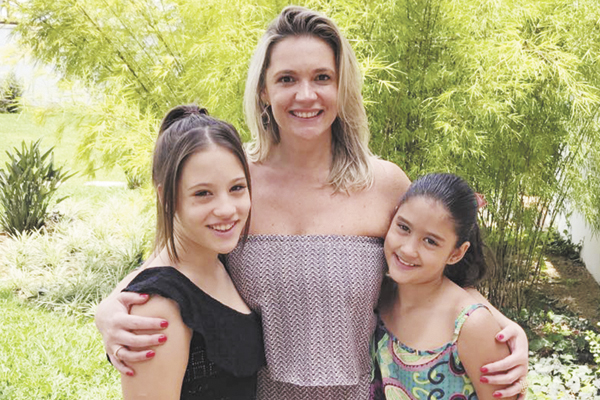 Nesta próxima quarta-feira, 14 de dezembro, minha filha Roberta Sanches Rodrigues estará passando para uma nova idade, sempre ao lado das filhas queridas, minhas netas Maria Gabriela e Marina. Além do meu abraço, também o da mamãe Cida, do Tom, e de toda 