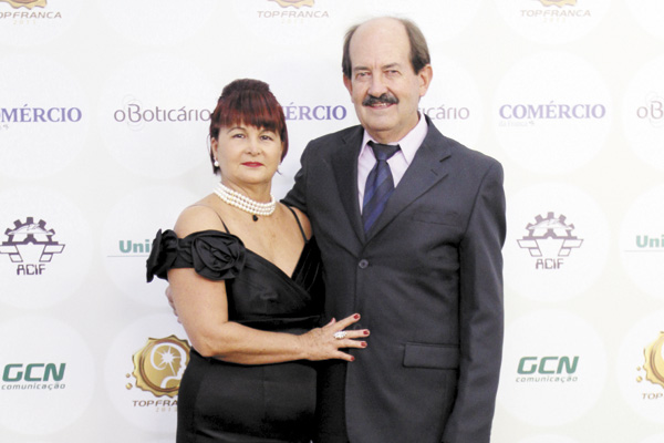 O casal Rosinha e Leonel Aylon, com mais um grupo de amigos, entre eles, Agenor Gado e Daniela Honório, vão oferecer um completo Almoço do Bem a cerca de 1.800 pessoas carentes, na véspera do Natal, no salão do Castelinho. Cada um ainda vai ganhar chinelo