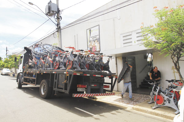 Caminhão carrega equipamentos retirados da academia Biofitness, na manhã de ontem