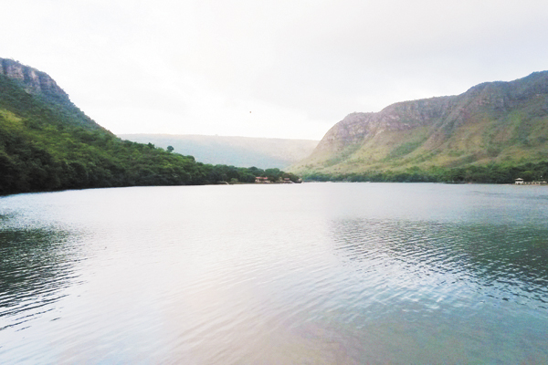 O lago demonstra toda a tranquilidade do fim de tarde. 