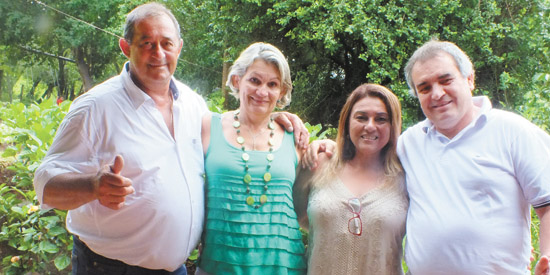 No Rancho JP em Patrocínio Paulista vivemos um domingo gostoso onde até meu Cecílio Jorge foi. No flagra os proprietários Carlos e Vilma Pigrucci lembrando que hoje tem o super Happy Hour com viola e costelão assado, mais o casal Nardeli e Sueli. Bom dema
