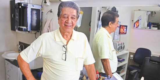 Mudando de idade hoje, nosso amigo e conhecido barbeiro Lázaro Salvino de Oliveira, que há muitos anos comanda o Salão Central, na Saldanha Marinho, ao lado da Catedral. Casado com Dení do Carmo Gonçalves de Oliveira, tem as filhas Sirlene, Maria Estela, 