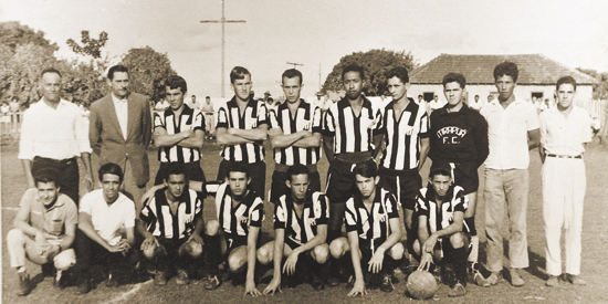 Esta coluna é lida e apreciada também nas cidades da região. Até por isso, recebemos do Atílio, o apelo para mostrarmos esta foto antiga de um time do Itirapuã, com várias pessoas conhecidas lá e aqui. De pé, da esquerda para a direita: Antônio Formiga, C