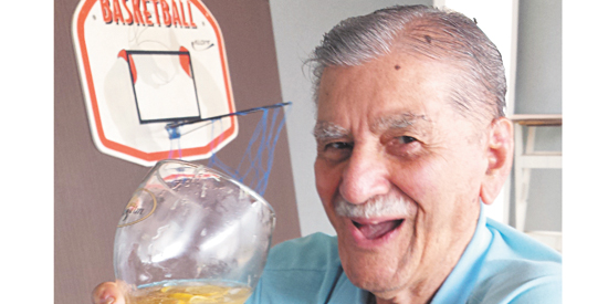 Ele viveu ontem o dia bonito de comemoração de seus 9.1 de idade. Senhor João Querino de Souza maridão de d. Aparecida Teruel Querino de Souza, na foto todo feliz, mandando ver em um belo chopp. Parabéns!