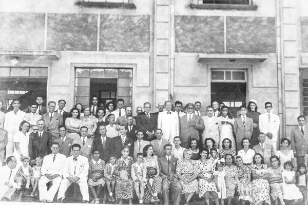 Esta foto, que tem 68 anos, veio através do nosso leitor e amigo Dijalvo Braga Filho, e mostra um grupo de conhecidos francanos da época, que estavam nas Bodas de Prata do casal José Russo e Ofhélia Russo, em 1949, na frente do Hospital Allan Kardec, que 
