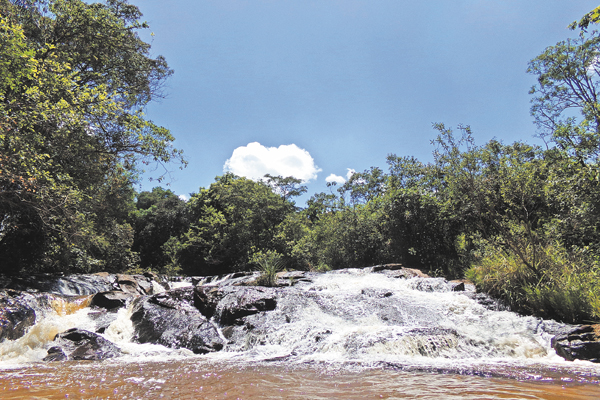 Em dias de muito calor, nada melhor que tomar um banho de cachoeira.