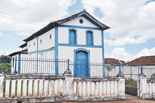 Igreja antiga com paredes até descascadas em São João Batista do Glória (MG).