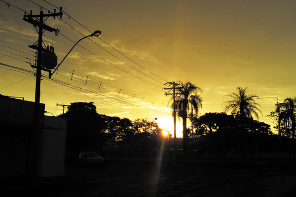 Nem mesmo a grande quantidade de fios de energia tiram a beleza do entardecer