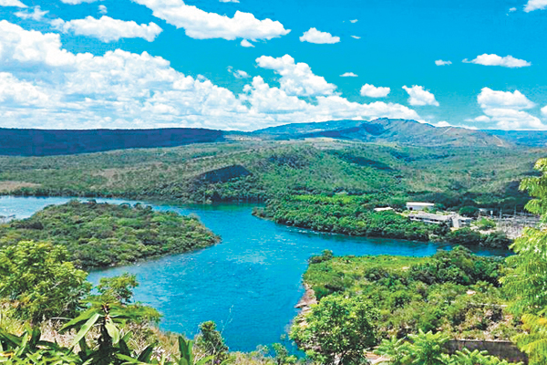 A água azul do lago se destaca em meio ao verde.