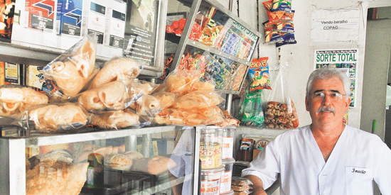  Quem está passando para uma nova idade, a ser comemorada amanhã, é um amigo e exemplo de dedicação ao trabalho, Inécio Idalgo, comandante do Bar do Inécio, sempre auxiliado pela Márcia, sua mulher. O casal tem os filhos Thales e Thayla. Parabéns ao Inéci