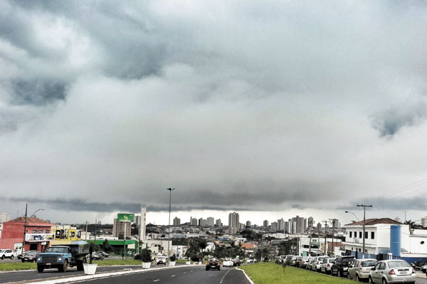 É como se as nuvens quase tocassem o chão.