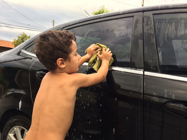 Observadores, eles já nos demonstram muito cedo que precisam cuidar de si, nos imitando em muitos afazeres, desde a mais tenra idade